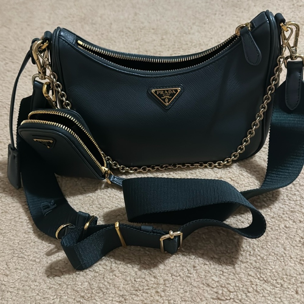 Prada Re-Edition 2005 Saffiano Leather Bag
Emerald Green Excellent-Preowned cond